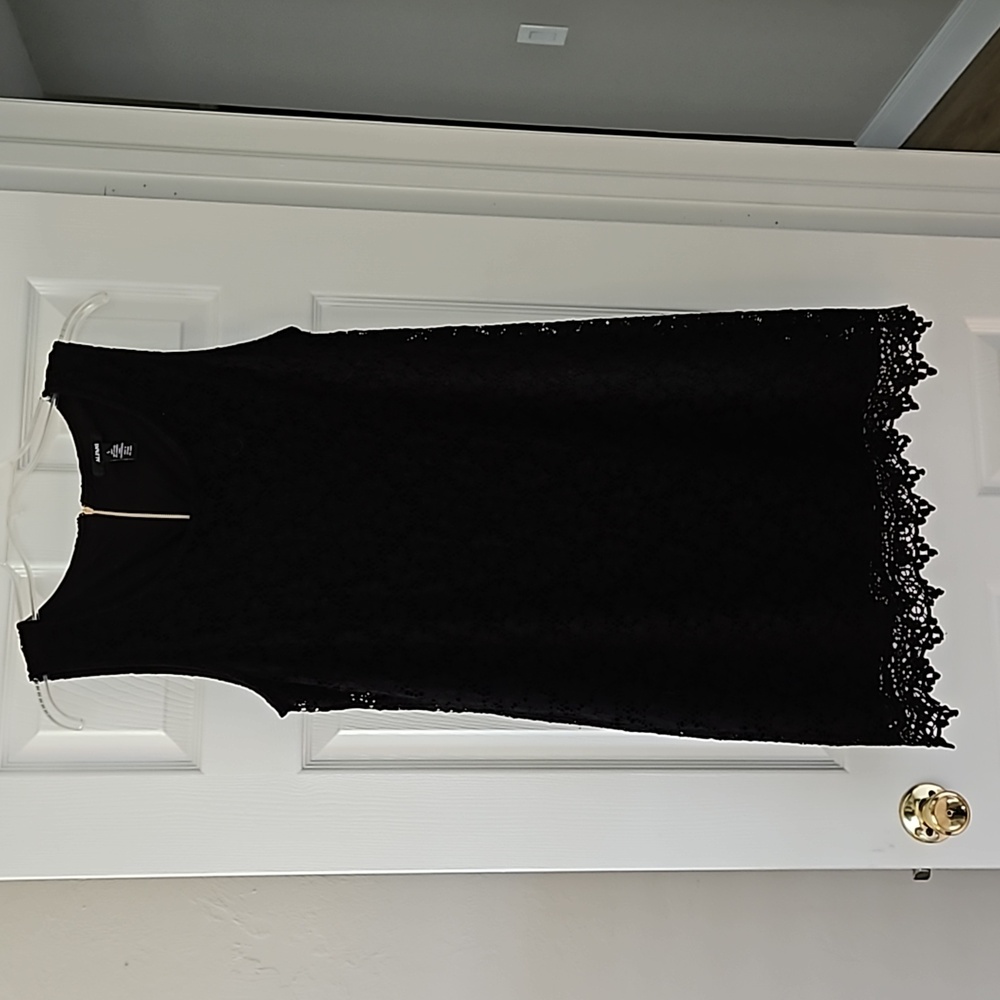 Alfani black lace sleeveless dress. Scallop lace hem. Lined.